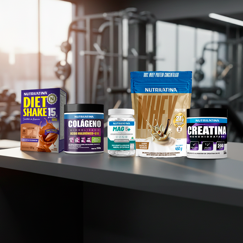 Produtos Nutrilatina em uma mesa, dentro da academia.