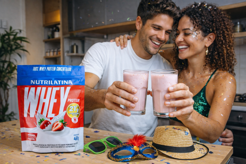 Homem e mulher com um copo na mão. No copo tem Whey Protein Nutrilatina Sabor Morango.